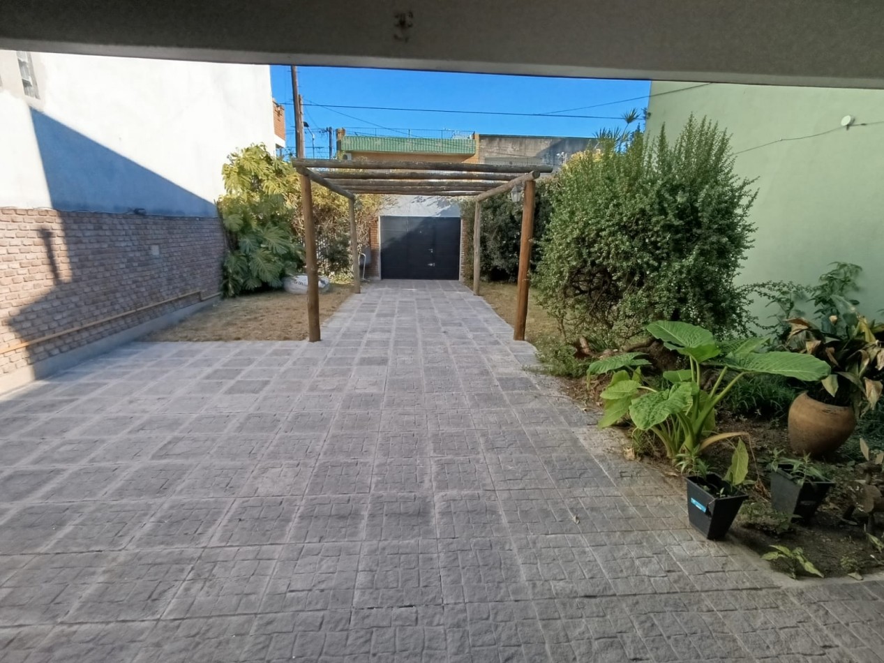 CASA CON PILETA Y PARQUE 