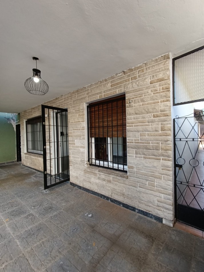CASA CON PILETA Y PARQUE 