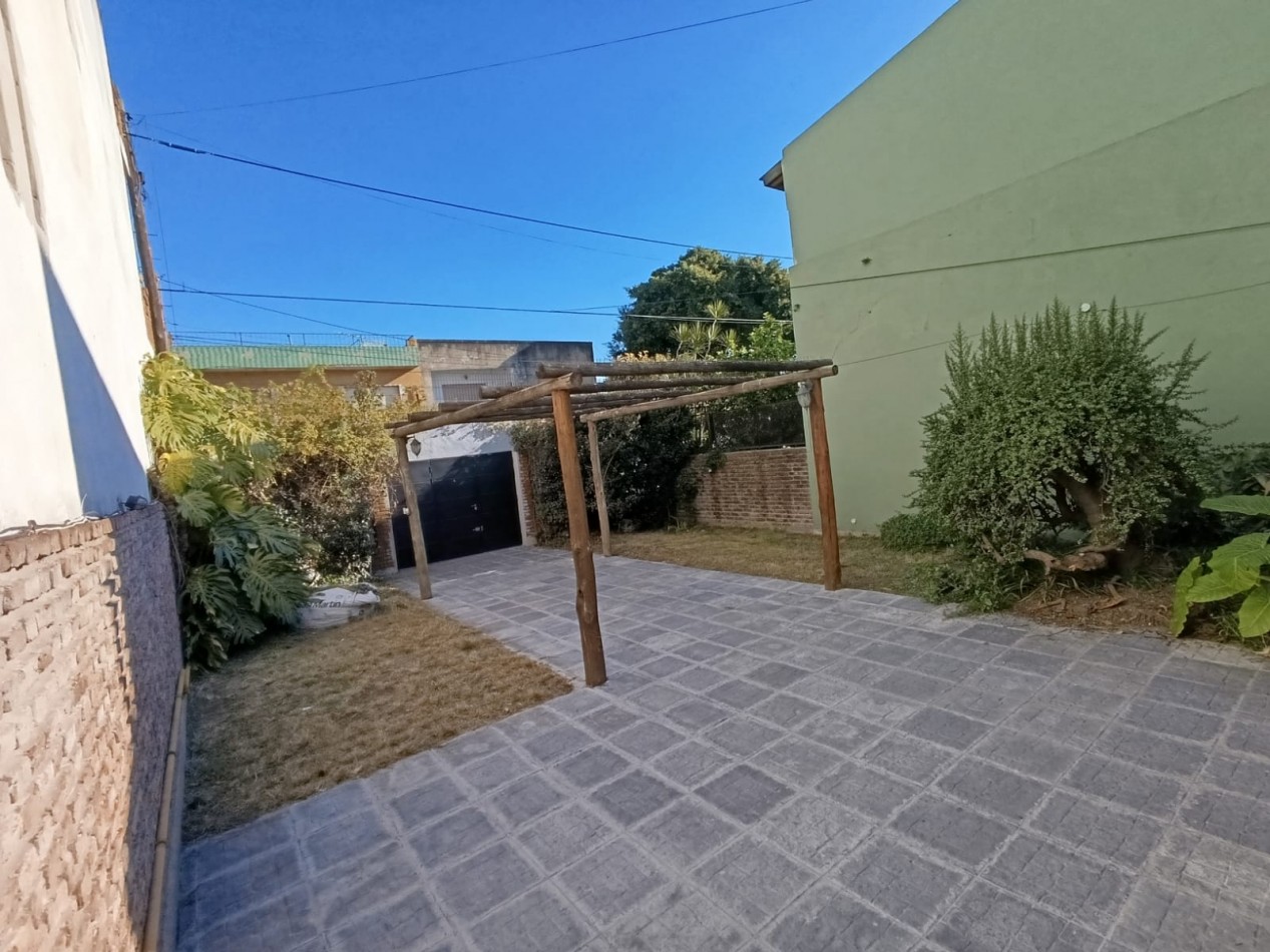 CASA CON PILETA Y PARQUE 