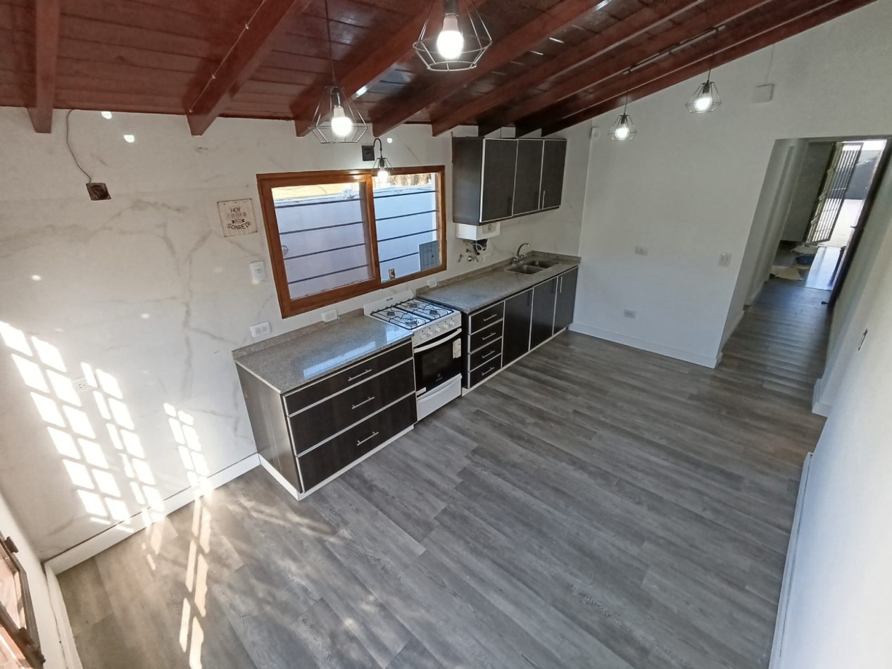CASA CON PILETA Y PARQUE 