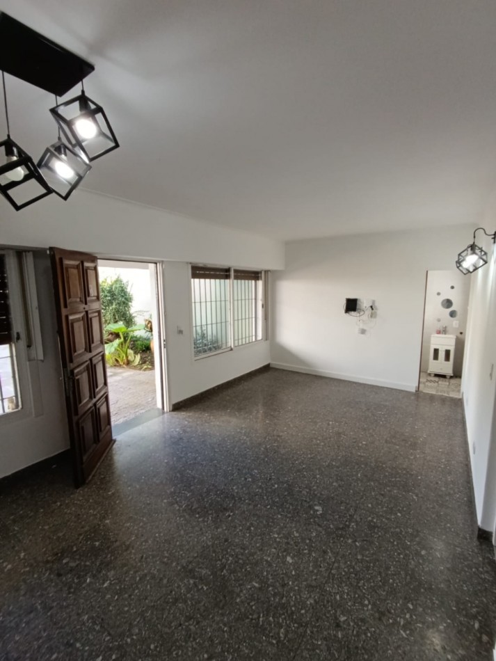 CASA CON PILETA Y PARQUE 