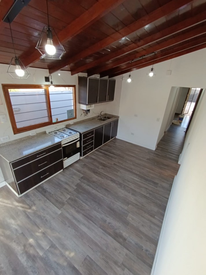 CASA CON PILETA Y PARQUE 
