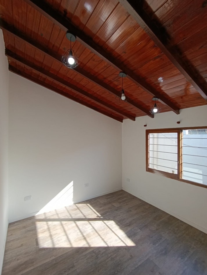 CASA CON PILETA Y PARQUE 