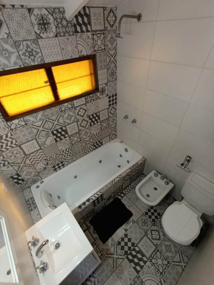 CASA CON PILETA Y PARQUE 