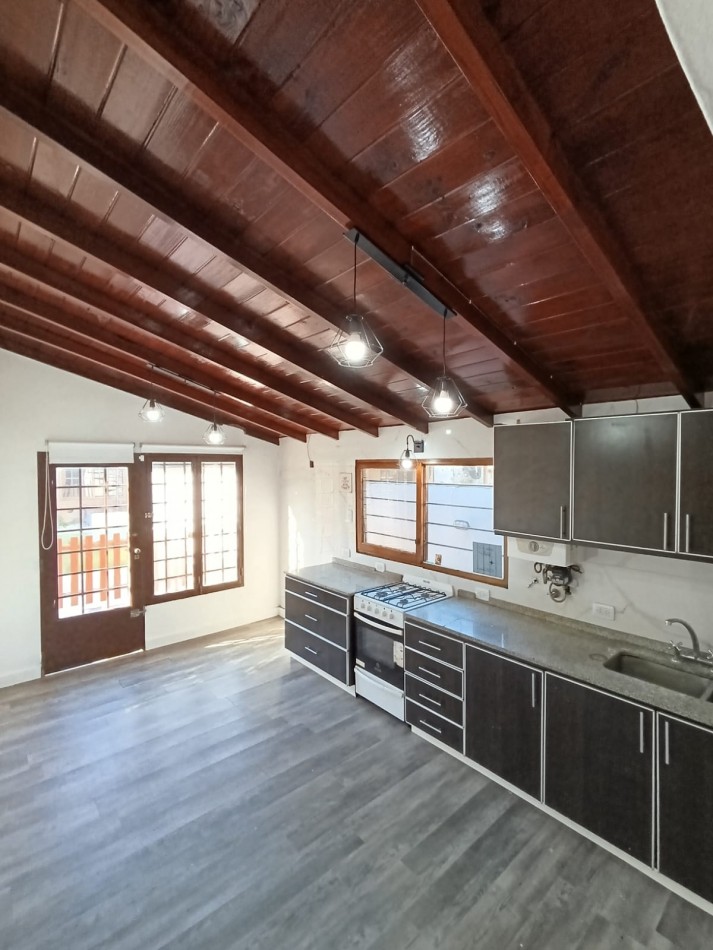 CASA CON PILETA Y PARQUE 