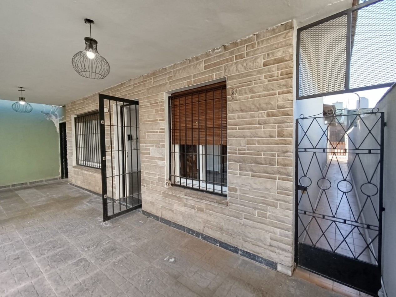 CASA CON PILETA Y PARQUE 
