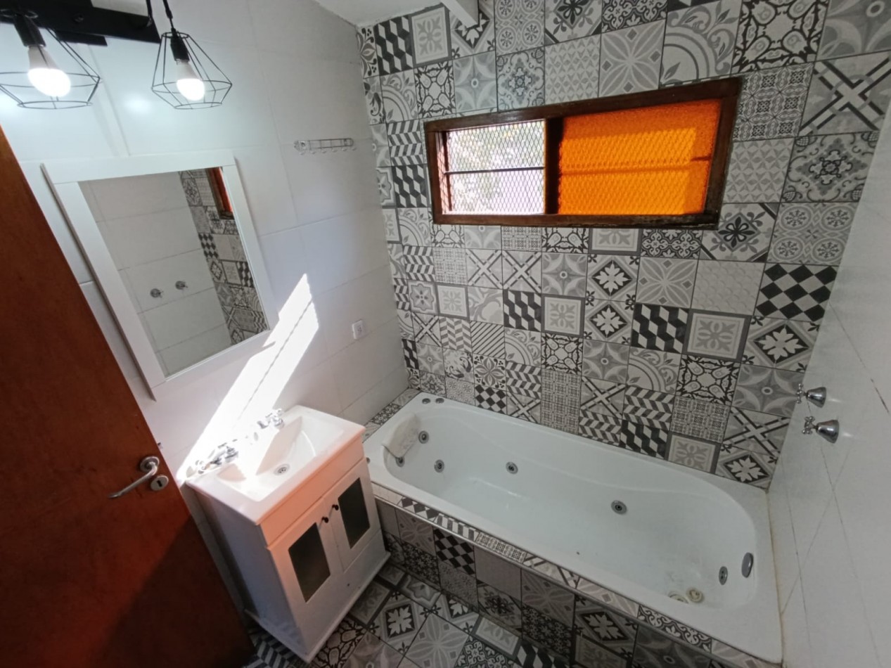 CASA CON PILETA Y PARQUE 