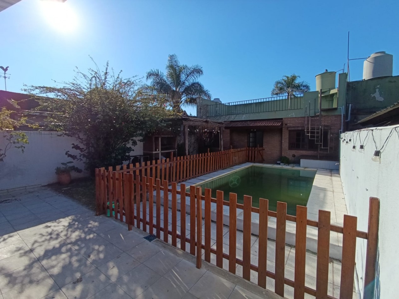 CASA CON PILETA Y PARQUE 