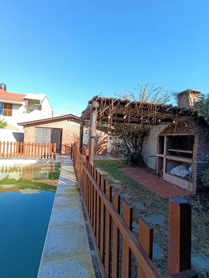 CASA CON PILETA Y PARQUE 
