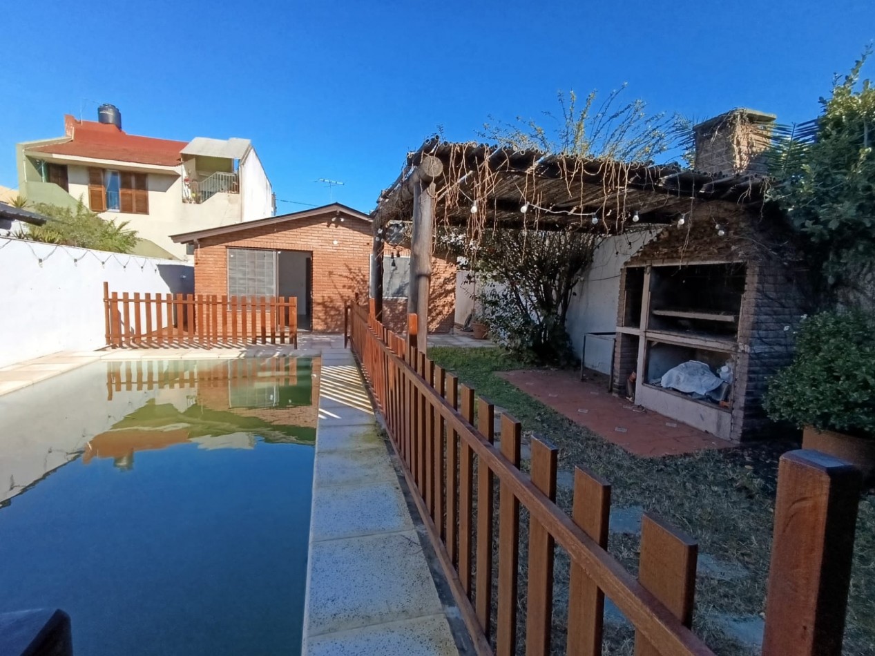 CASA CON PILETA Y PARQUE 
