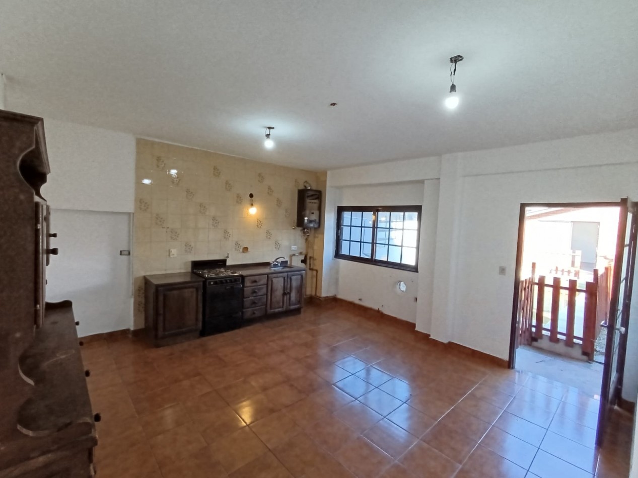 CASA CON PILETA Y PARQUE 