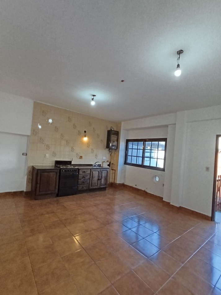 CASA CON PILETA Y PARQUE 