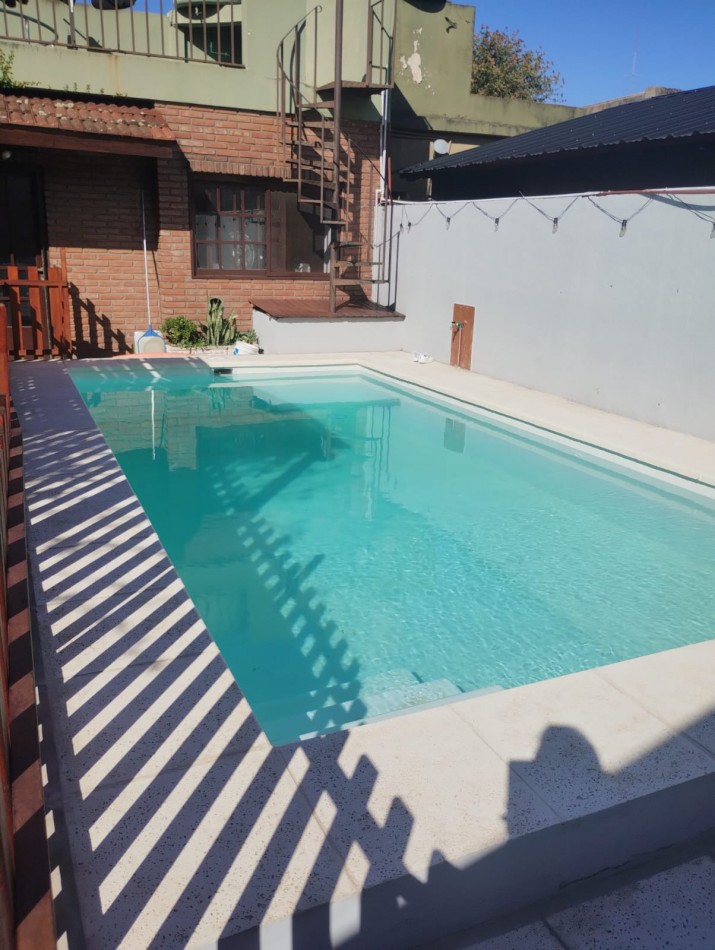 CASA CON PILETA Y PARQUE 