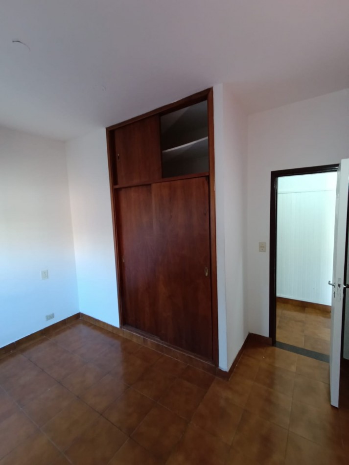 CASA CON PILETA Y PARQUE 