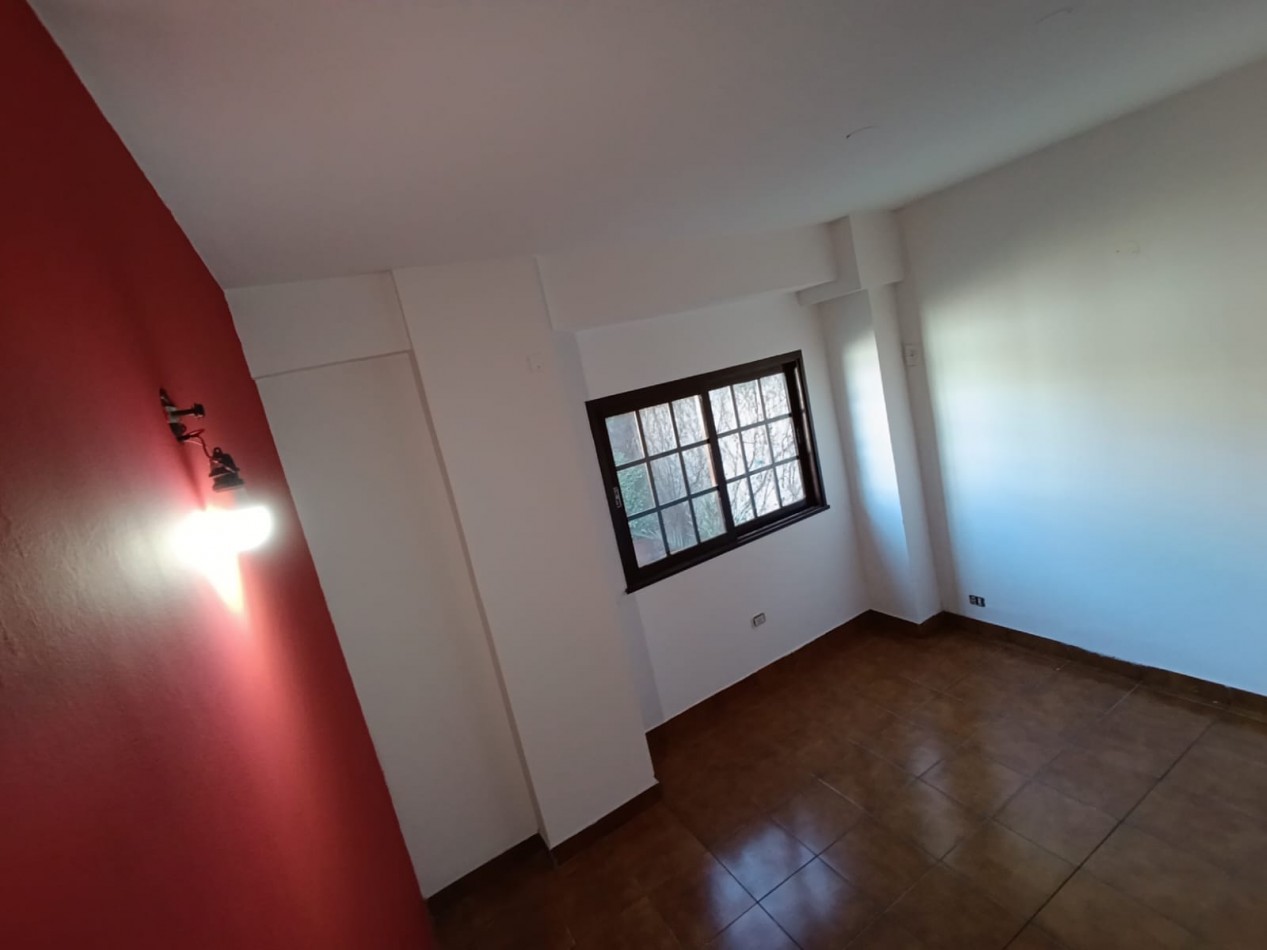 CASA CON PILETA Y PARQUE 