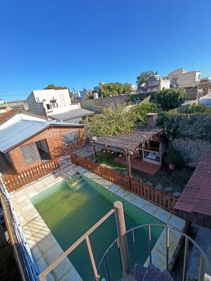 CASA CON PILETA Y PARQUE 