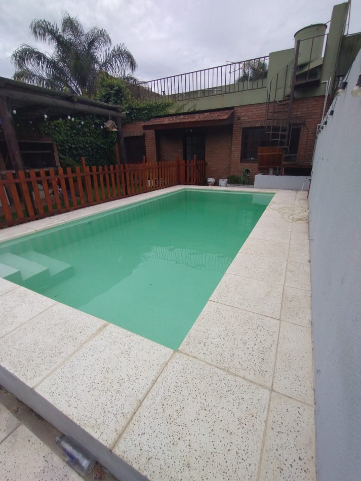CASA CON PILETA Y PARQUE 