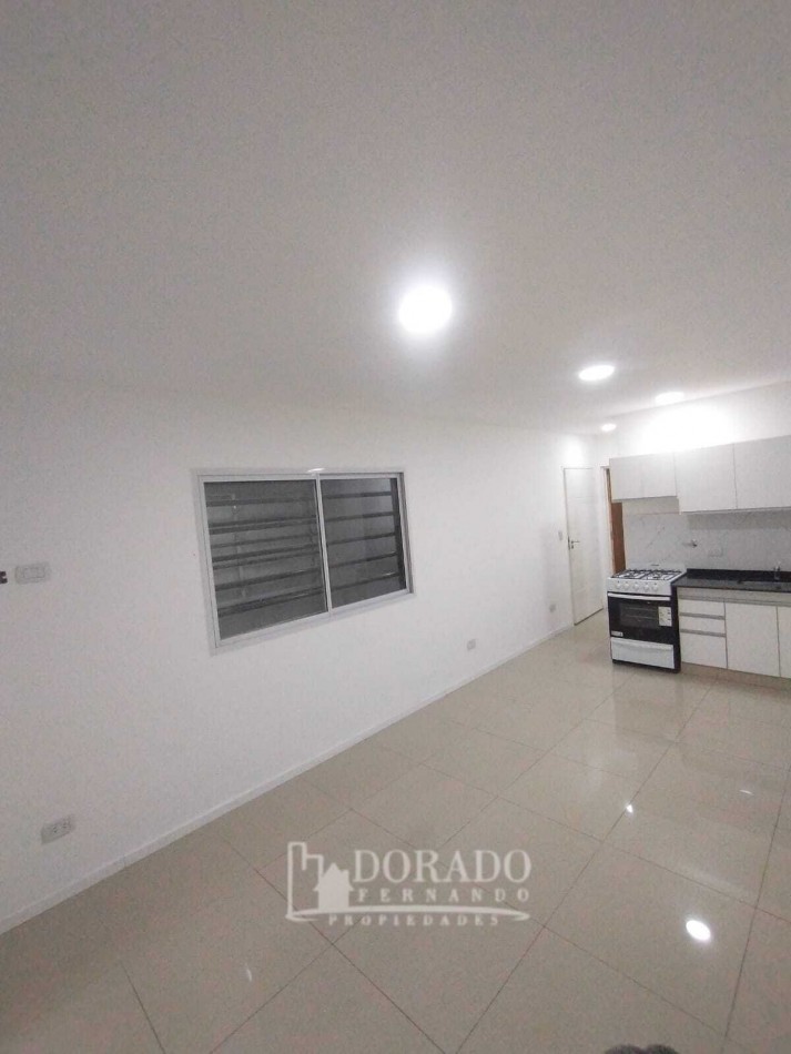 2 AMBIENTES PB CON COCHERA Y PATIO CON PARRILLA