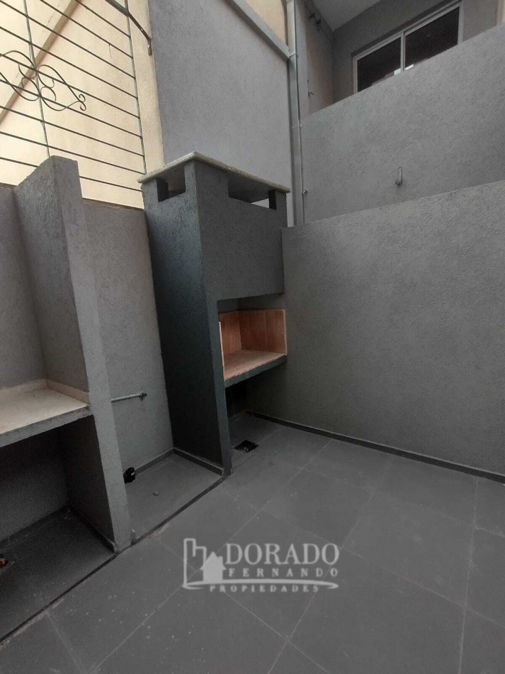 2 AMBIENTES PB CON COCHERA Y PATIO CON PARRILLA