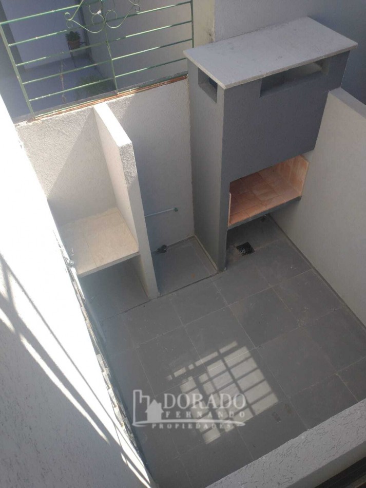 2 AMBIENTES PB CON COCHERA Y PATIO CON PARRILLA