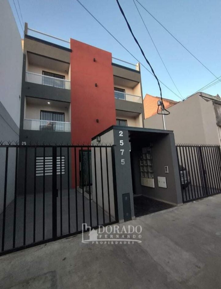 2 AMBIENTES PB CON COCHERA Y PATIO CON PARRILLA