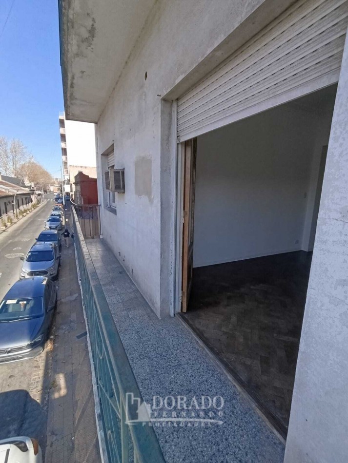 3 AMBIENTES AL FRENTE CON BALCON