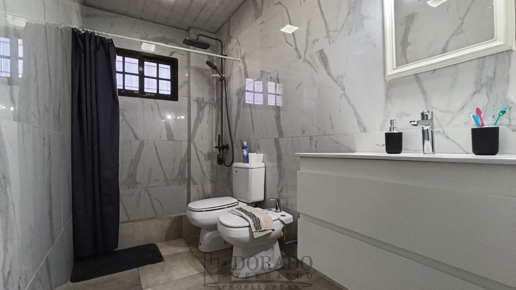 IMPORTANTE PROPIEDAD GALPON + 3 CASAS