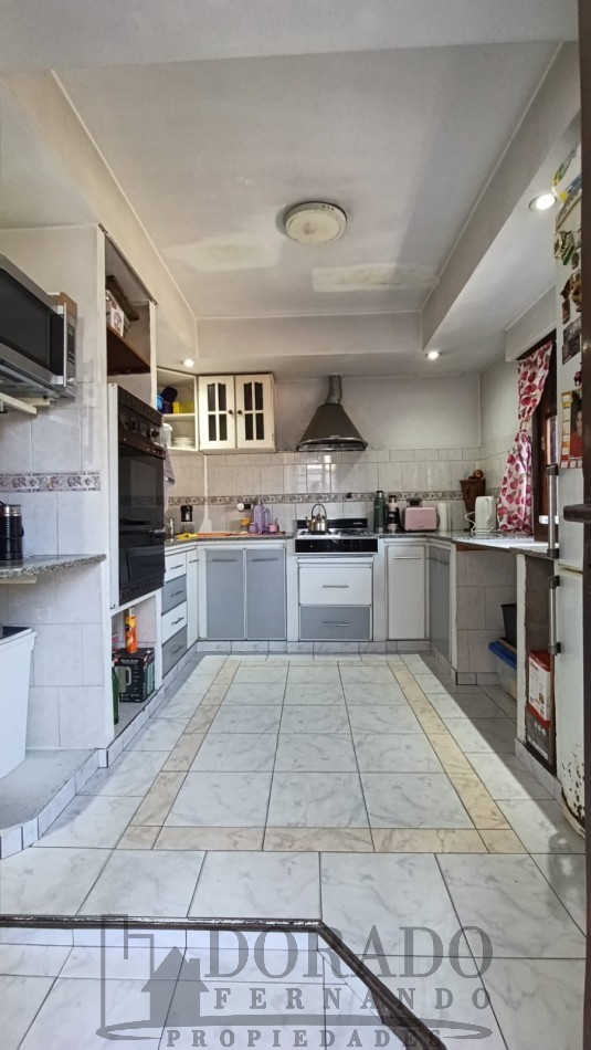 IMPORTANTE PROPIEDAD GALPON + 3 CASAS