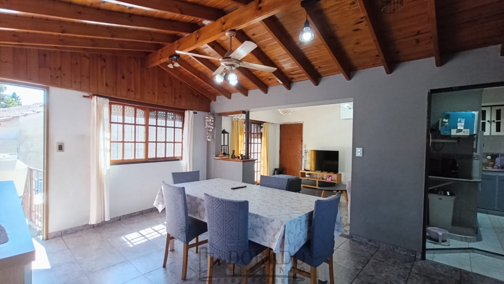 IMPORTANTE PROPIEDAD GALPON + 3 CASAS