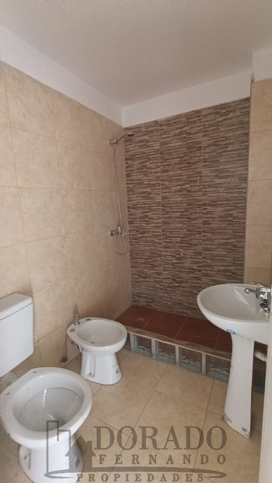 2 AMBIENTES AL FRENTE 1° y 2° PISO POR ESCALERA