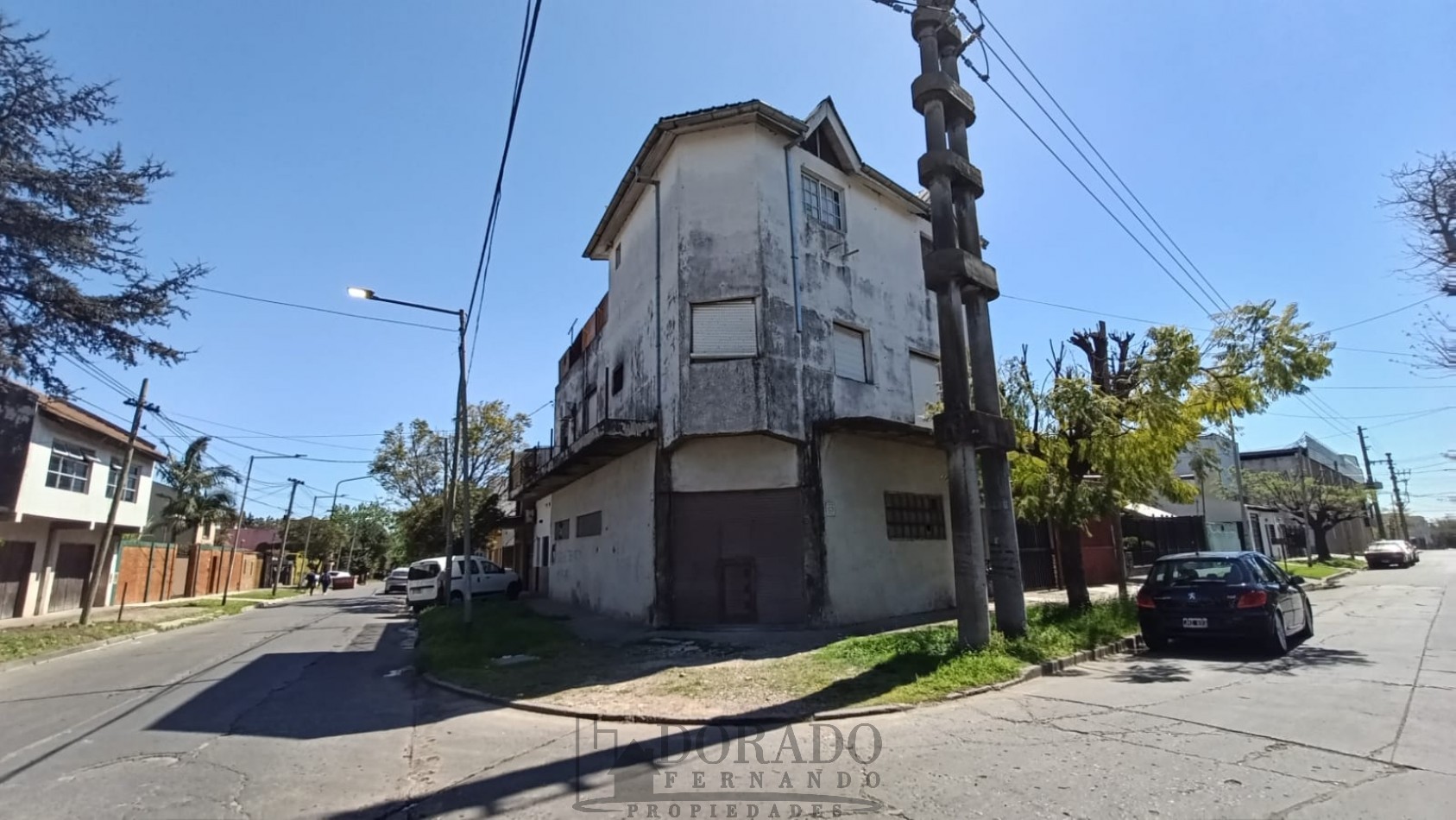 IMPORTANTE PROPIEDAD GALPON + 3 CASAS