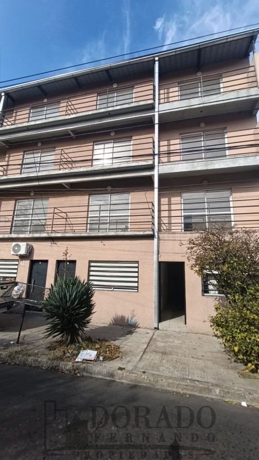 2 AMBIENTES AL FRENTE 1° y 2° PISO POR ESCALERA