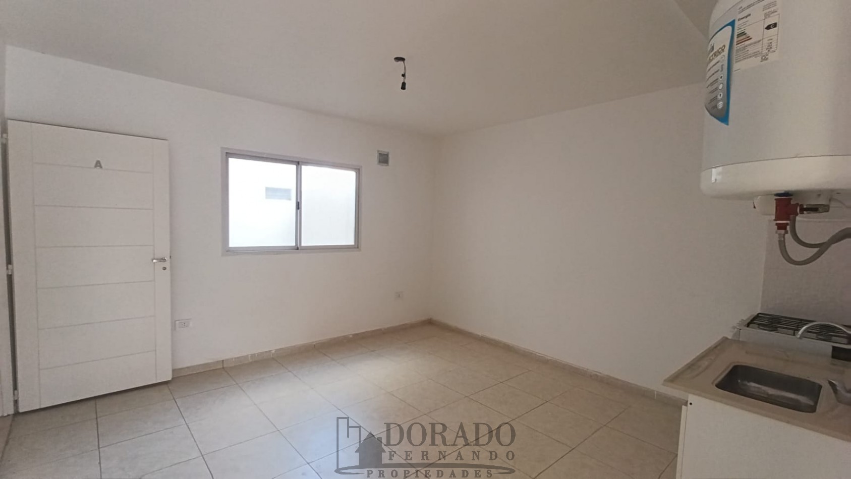 2 AMBIENTES AL FRENTE 1° y 2° PISO POR ESCALERA