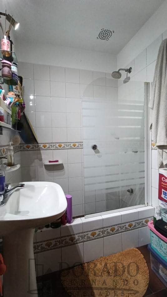 IMPORTANTE PROPIEDAD GALPON + 3 CASAS