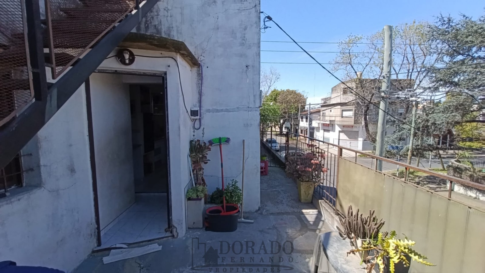 IMPORTANTE PROPIEDAD GALPON + 3 CASAS