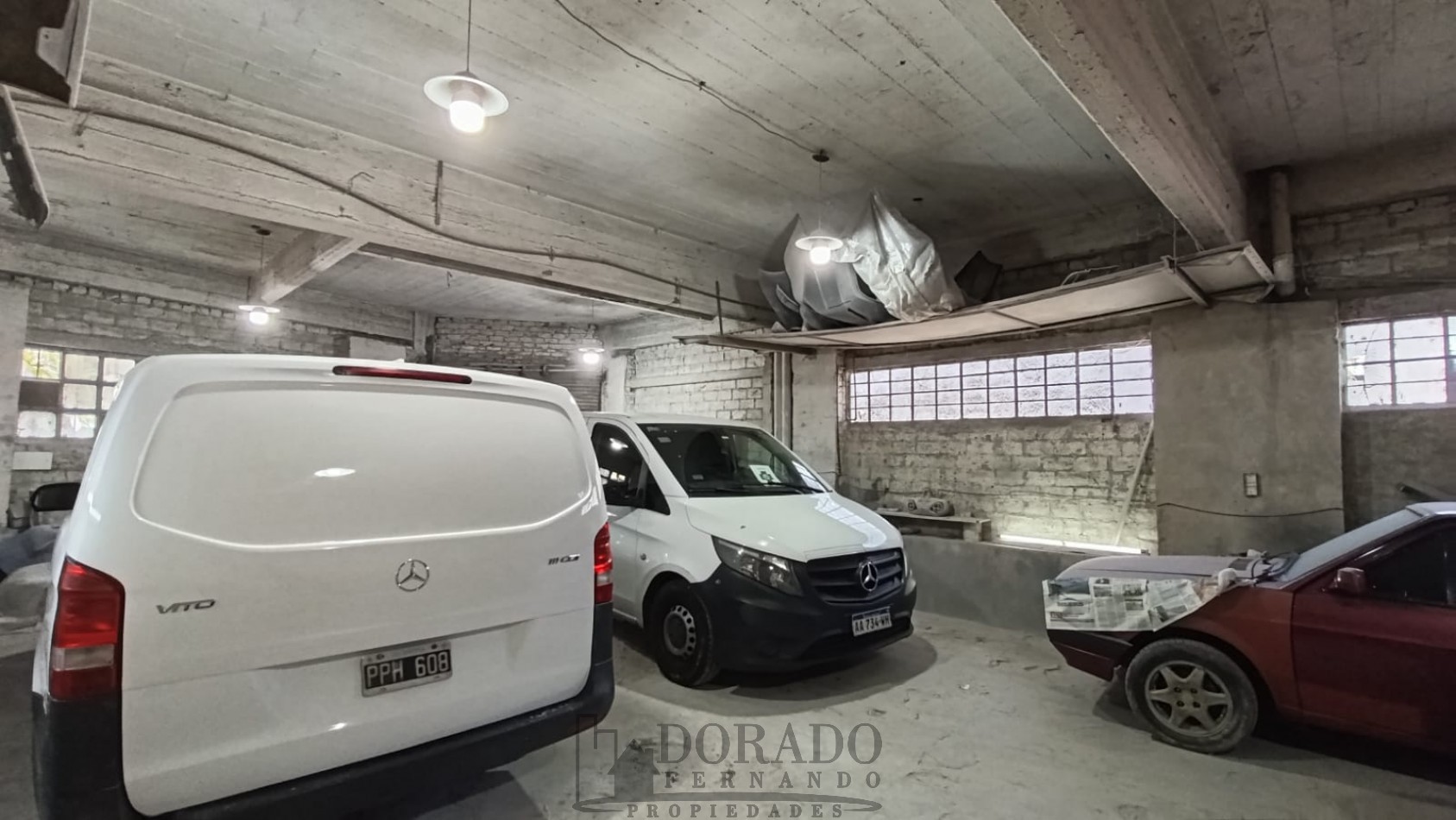 IMPORTANTE PROPIEDAD GALPON + 3 CASAS