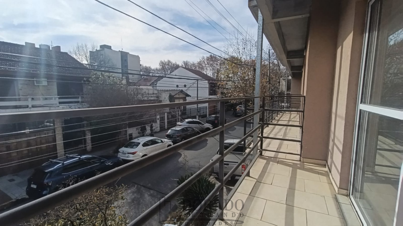 2 AMBIENTES AL FRENTE 1° y 2° PISO POR ESCALERA