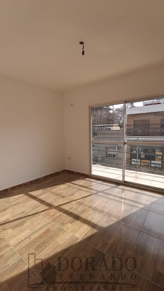 2 AMBIENTES AL FRENTE 1° y 2° PISO POR ESCALERA