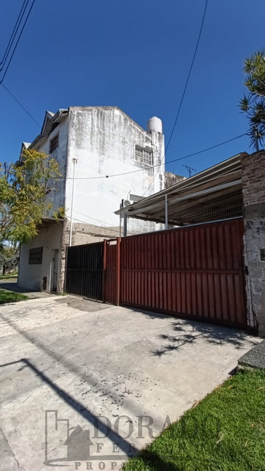 IMPORTANTE PROPIEDAD GALPON + 3 CASAS