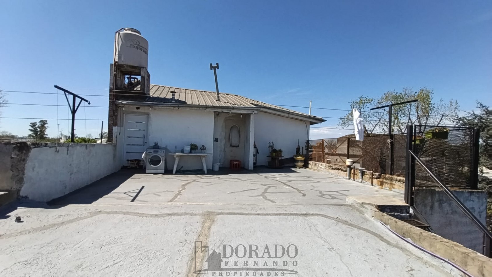 IMPORTANTE PROPIEDAD GALPON + 3 CASAS