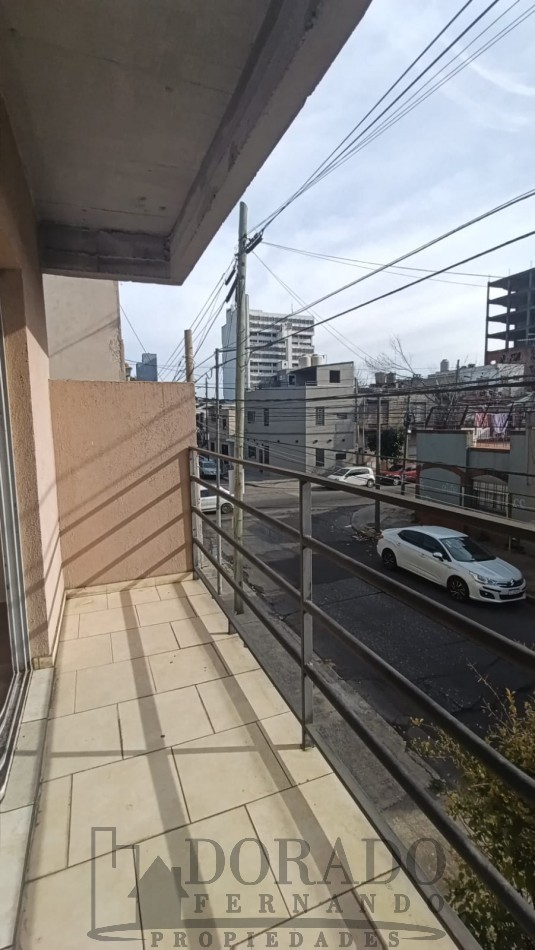 2 AMBIENTES AL FRENTE 1° y 2° PISO POR ESCALERA