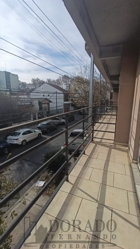 2 AMBIENTES AL FRENTE 1° y 2° PISO POR ESCALERA