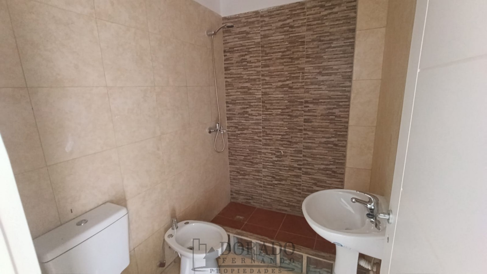 2 AMBIENTES AL FRENTE 1° y 2° PISO POR ESCALERA