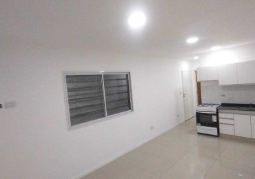 2 AMBIENTES PB CON COCHERA Y PATIO CON PARRILLA